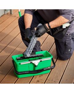 Käytännöllinen, kaikki tarvittavat välineet sisältävä ikkunanpesusetti ikkunoiden tehokkaaseen puhdistukseen Sisältää Ergotec kuivain,  vihreällä kumilla 35cm Ikkunapesimen runko 35cm Nukkakangas UngerMicro 35cm Sanko Unger 12 litraa, sisältää pidikkeet 